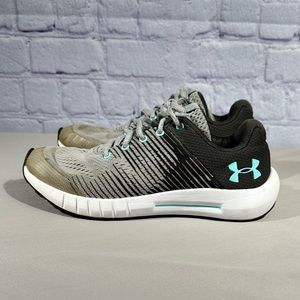 Under Armour Boys Pursuit Graphic sneaker size 1.5 Y
